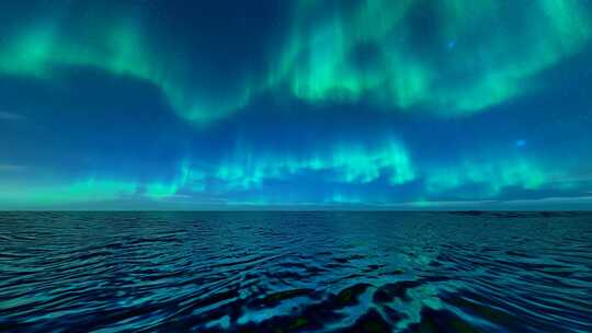 大海水面和北极光