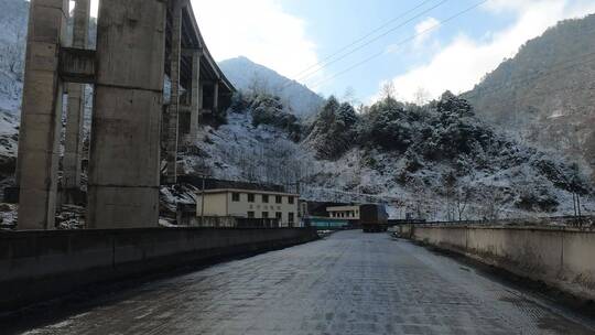 川藏区积雪高架桥