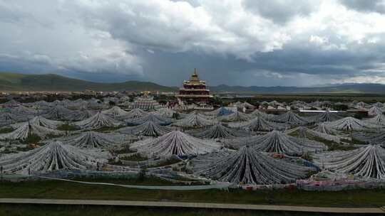 草原上布满经幡的壮丽景观