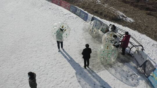 雪地里玩翻转气球的人群DLOG