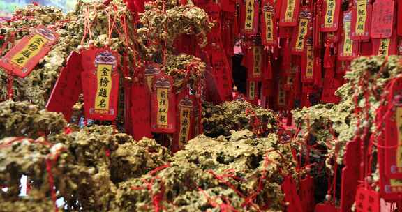 挂着许多金榜题名祝福牌的铜艺装饰