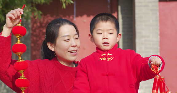 中国人母子家门口拜年新年快乐