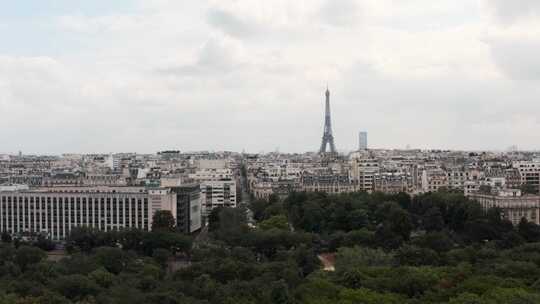巴黎埃菲尔铁塔与经典巴黎建筑和阴天的上升无人机照片视频素材模板下载