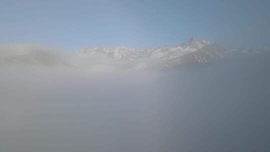 白雪皑皑和烟雾弥漫的山脉