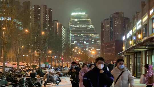 北京大雪望京打工人下班街拍