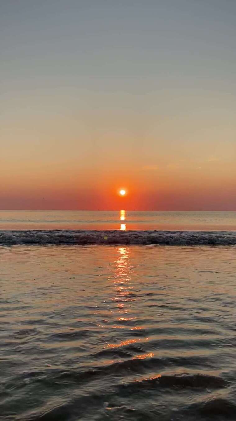 令人惊叹的夏日海滩日落