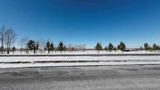 开车行驶在雪后公路 车窗外雪景