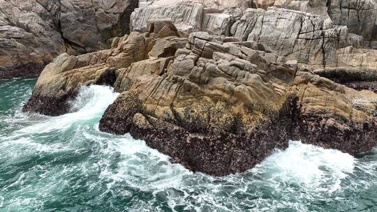 海浪击打礁石岩石
