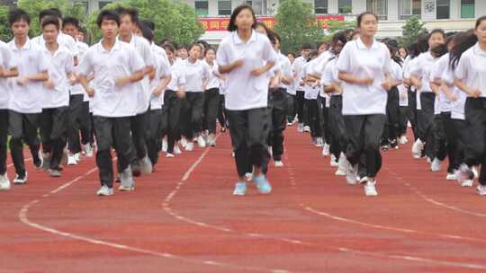 学生操场跑步