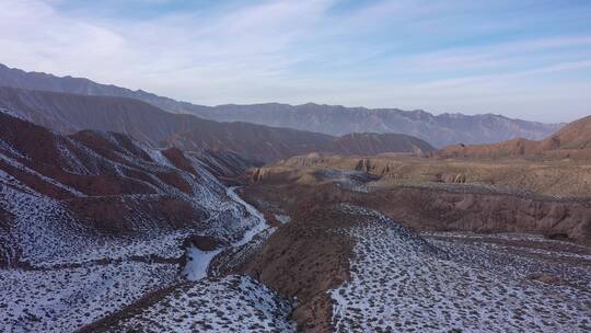 冬季傍晚深山沟壑残雪