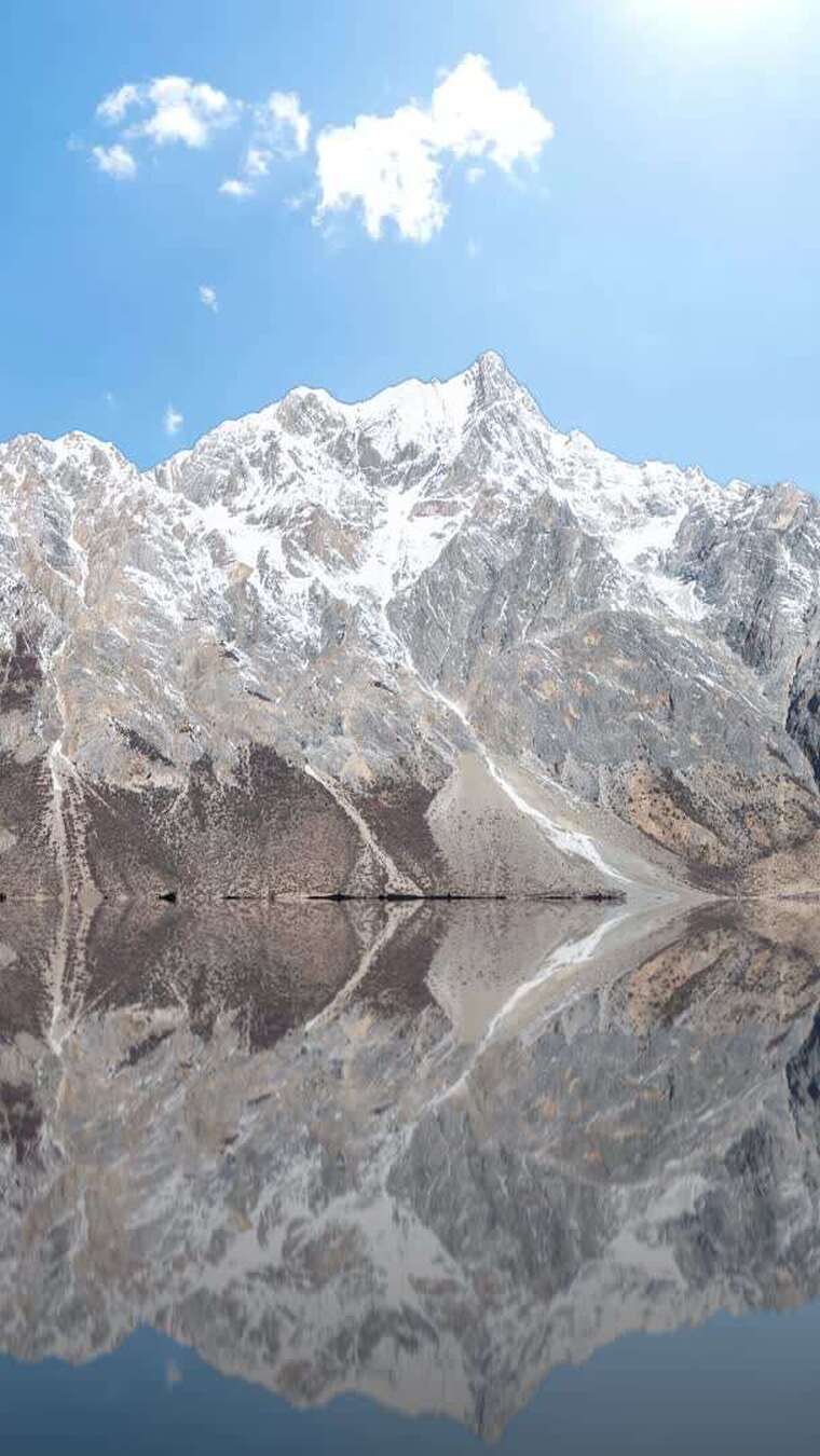 雪山湖泊自然风光全景