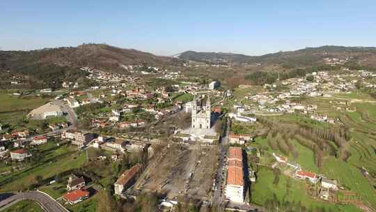 飞越葡萄牙吉马尔托尔卡托的村庄和大教堂