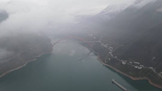 航拍雨雾缭绕的巫峡口