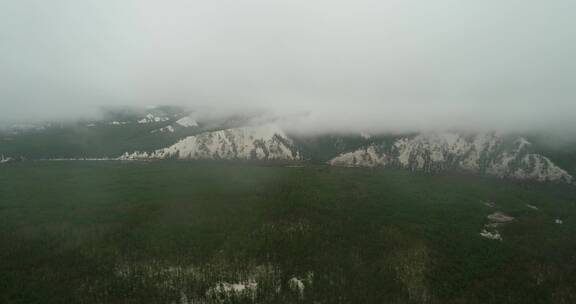 航拍兴安岭春天极地天气山林降雪