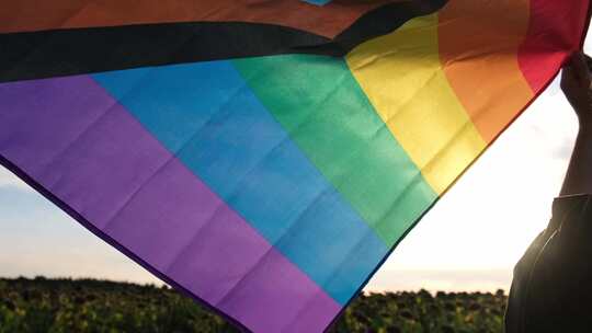 彩虹LGBTQIA旗帜在风中飘扬，由丝绸