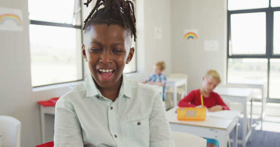 快乐的非裔美国男孩上课时站在教室里的视频