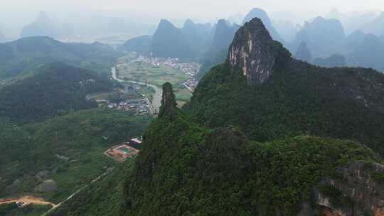 中国喀斯特山脉和山谷的鸟瞰图。