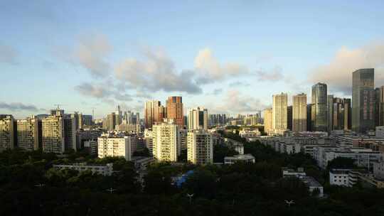 深圳日出后城市高楼光线和蓝天白云变化延时