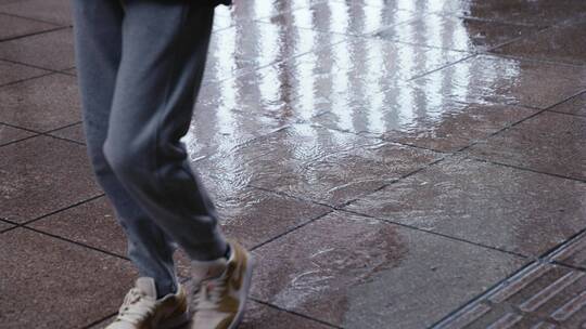 下雨天南京路路面水坑倒影雨点水滴镜面行人视频素材模板下载