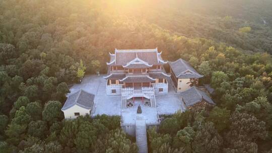 夕阳沐浴下的常熟虞山三峰清凉禅寺