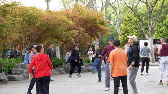 鲁迅公园  市民 公园 踢毽子 锻炼