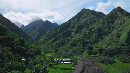 高耸的山峰火山山峰山谷河流Teahupo