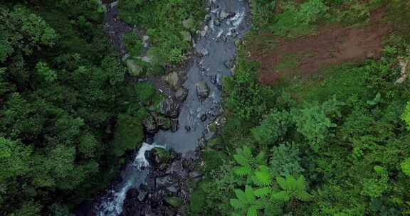 白天在印度尼西亚丛林中漂浮在岩石之间的空中天桥河流溪流-Kedung Ka