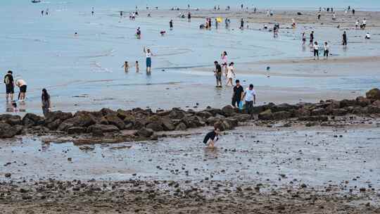 海滩休闲娱乐赶海走沙滩人流实拍视频