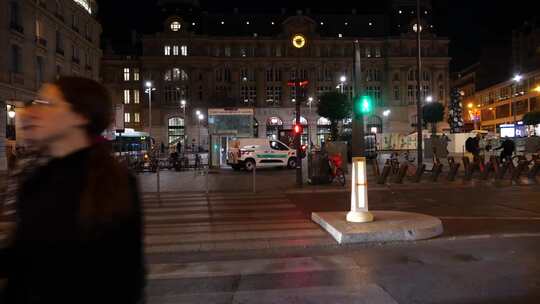 法国巴黎夜晚城市街道行人与建筑景象
