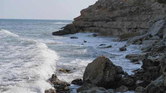 海浪拍打海岸。海浪拍打岩石