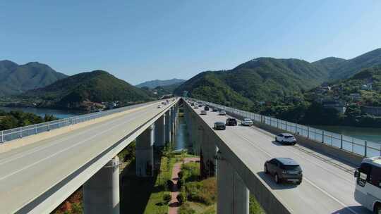 一座桥横跨一条河流