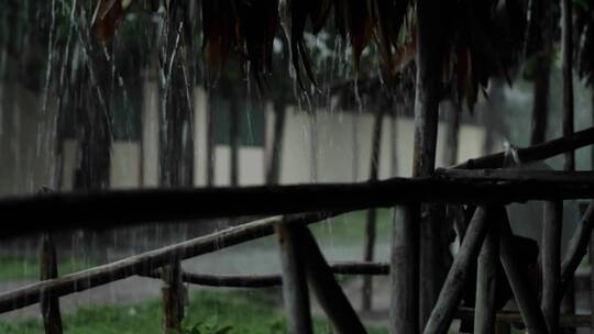 小屋外的倾盆大雨