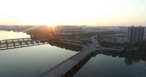 沈阳浑河桥 夕阳下城市桥梁与水面的全景