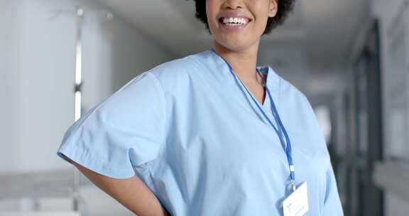 微笑的非裔美国护士在医院走廊上，有复印空