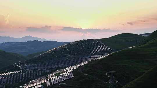 山地光伏太阳能板发电板航拍