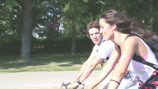 可爱的年轻夫妇骑自行车