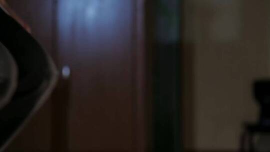 下跪悔恨后悔崩溃痛哭