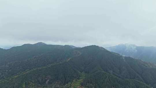 云雾缭绕的皖南山区山脉