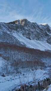 雪山下有游客的冬日户外场景