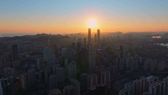 日落下的城市建筑群鸟瞰全景