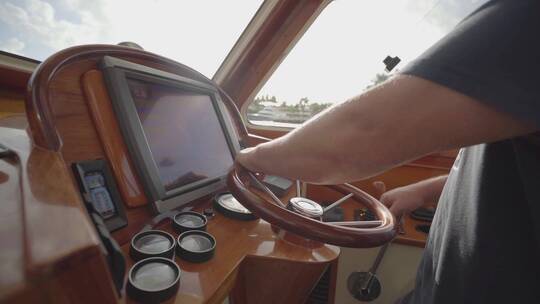船长在船舱里操控着方向盘视频素材模板下载