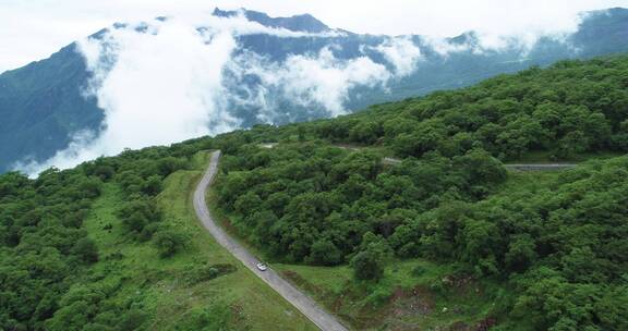 夏日九顶山航拍山路盘旋弯曲雨后云雾山谷飘