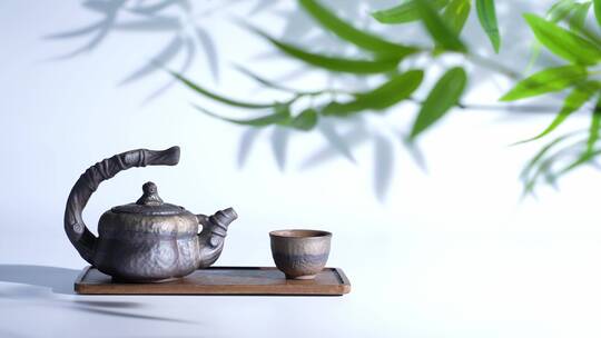 竹叶下的茶壶与茶杯