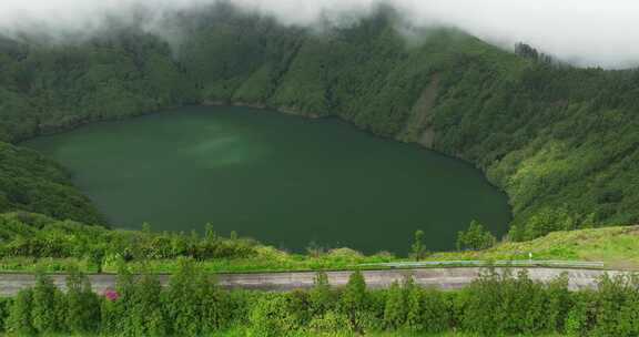 湖，路，树，山