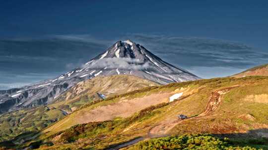 火山天线旁的越野吉普车