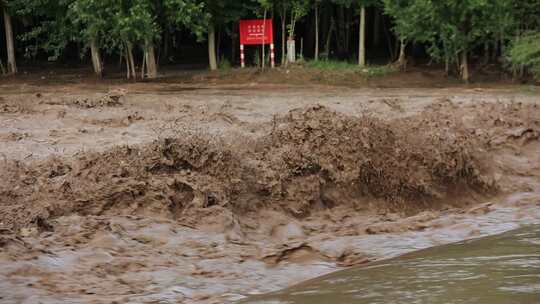 实拍暴雨后洪水 山洪  泥石流