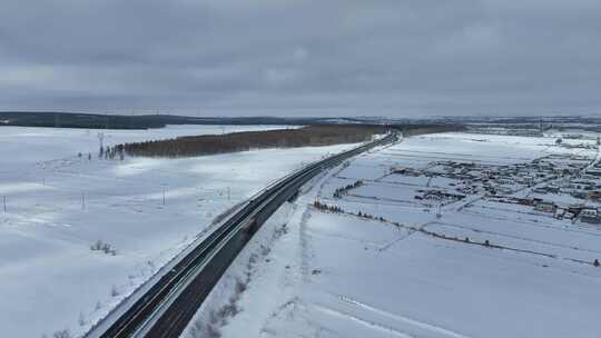 森林雪原公路