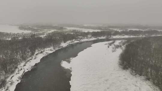 春分时节的大兴安岭河流湿地风雪