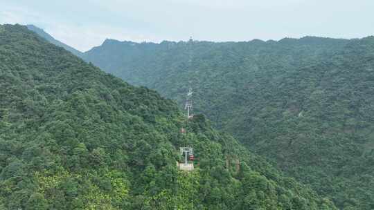 森林索道航拍缆车树林俯拍山林登山索道缆车