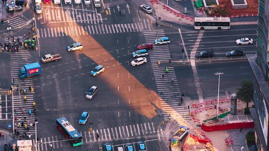 深圳傍晚人群车流通过十字路口